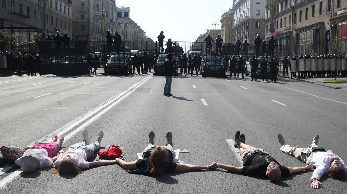 Snímky z ulic Minsku: Položené na silnici se ženy snaží zastavit násilí